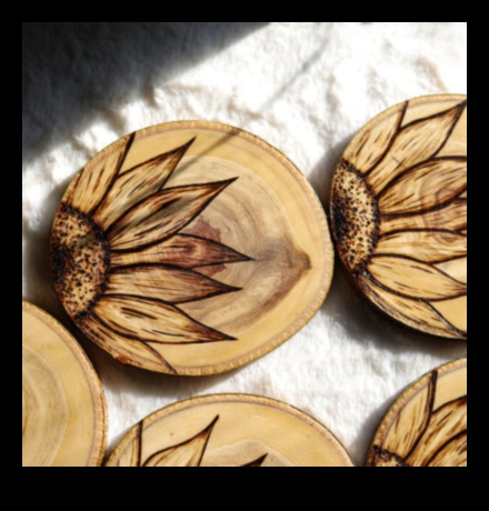 פירוגרפיה אמנות שריפת העץ 4 טכניקות מתקדמות בפירוגרפיה: יצירה עם עיצובים שרופים